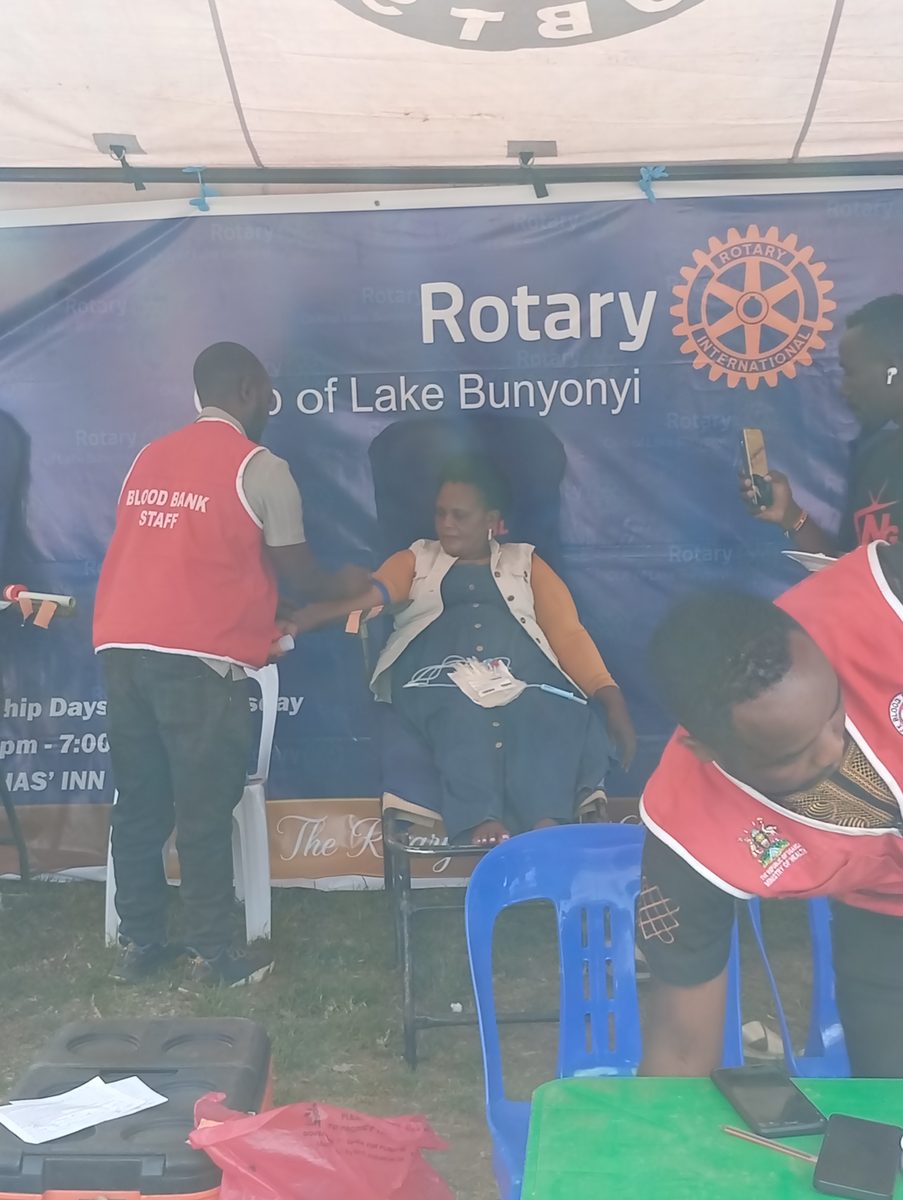 CHIEF DONOR HON ORIGUMISIRIZA LEADS BY EXAMPLE, CALLS FOR KIGEZI REGIONAL BLOOD BANK AT KABALE STADIUM DRIVE.